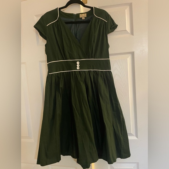 Lindy Bop Dresses & Skirts - Lindy Bop Elegant Green 50’s style Dress with cap sleeves and White Accents 3XL